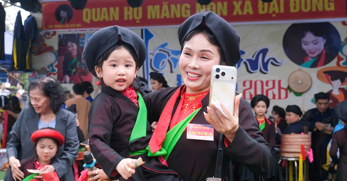 Hội Lim nhận bằng di sản quốc gia, bé 3 tuổi rưỡi hát quan họ 'đốn tim' du khách