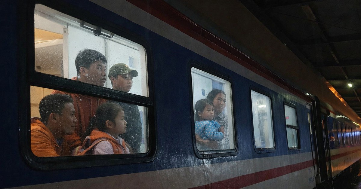 Vé tàu từ Quảng Trị vào TP.HCM đến đầu tháng 3 mới 'hạ nhiệt', bến xe báo 'còn vé'