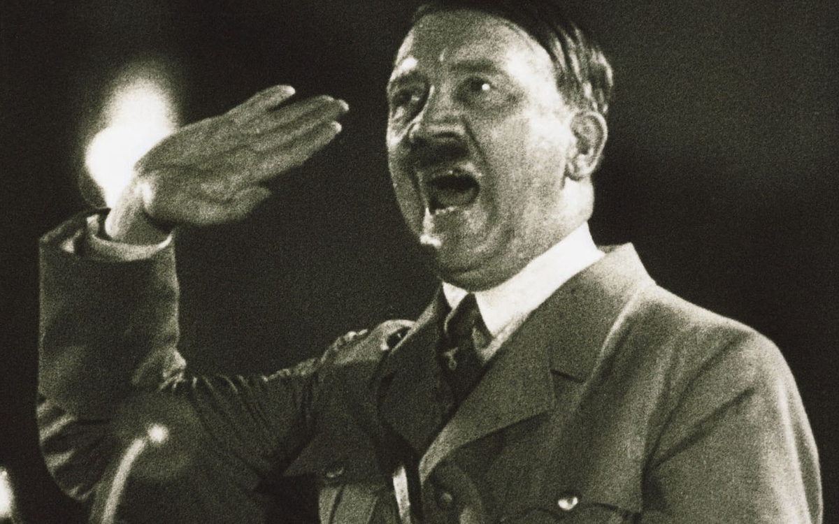 Son môi đỏ là biểu tượng phản đối trùm phát xít Hitler và Đức Quốc xã?