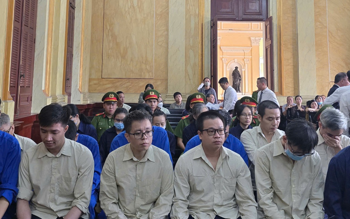 Cựu Chi cục trưởng Chi cục Thú y vùng VI và 24 đồng phạm hầu tòa sáng nay