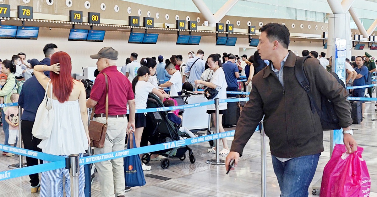 Vé máy bay Tết nhiều chặng khan hiếm, giá tăng vọt