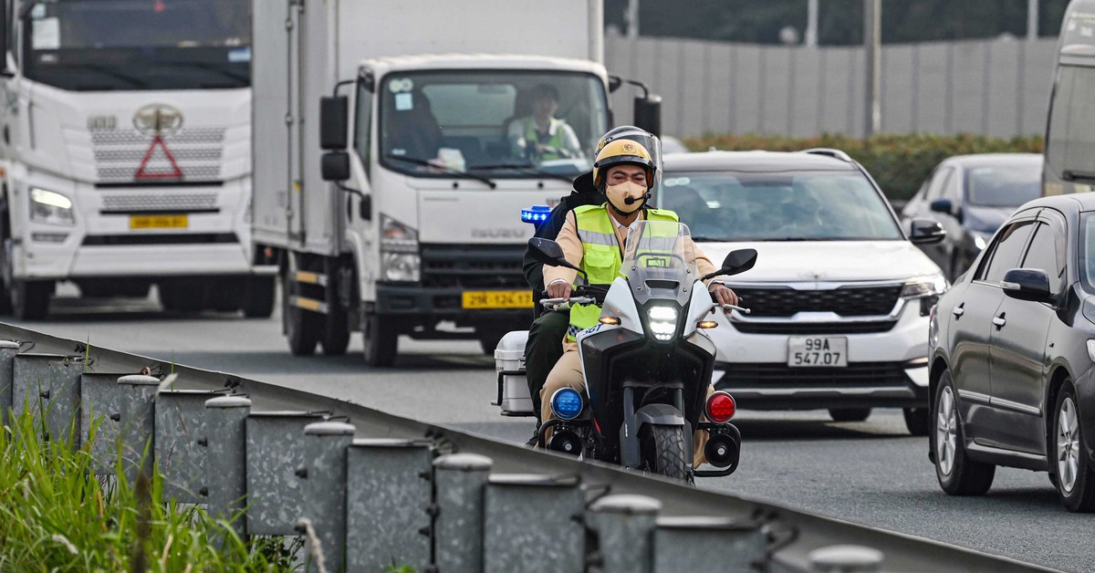 Cảnh sát giao thông toàn quốc dùng xe đặc chủng dẫn các đoàn xe của người lao động về quê đón Tết