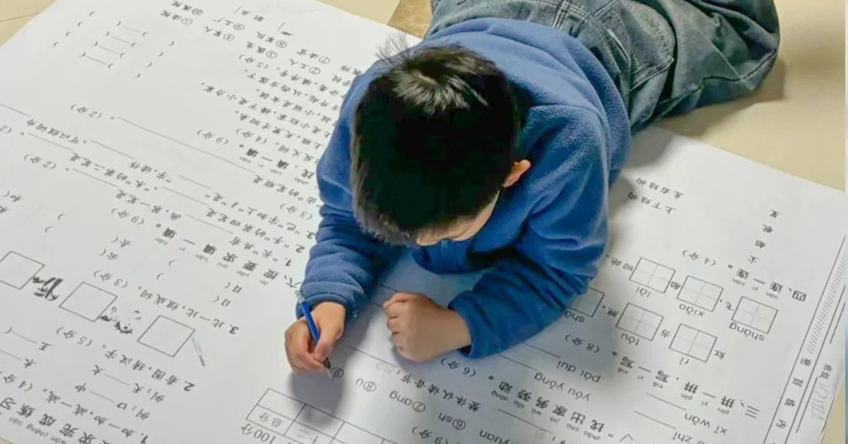 Choáng với tờ bài tập về nhà ‘to bằng cái mền’ của học sinh Trung Quốc