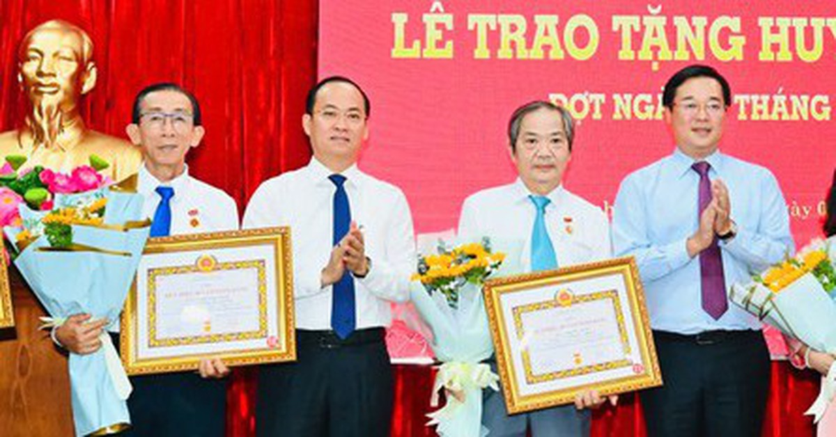 Trao huy hiệu 40 năm tuổi Đảng tặng PGS.TS Trần Hoàng Ngân, luật sư Phan Trung Hoài