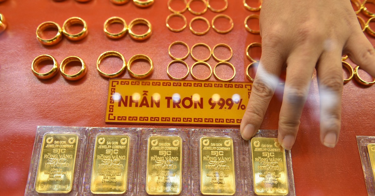 Giá vàng thế giới tăng mạnh, vượt 4.900 USD/ounce