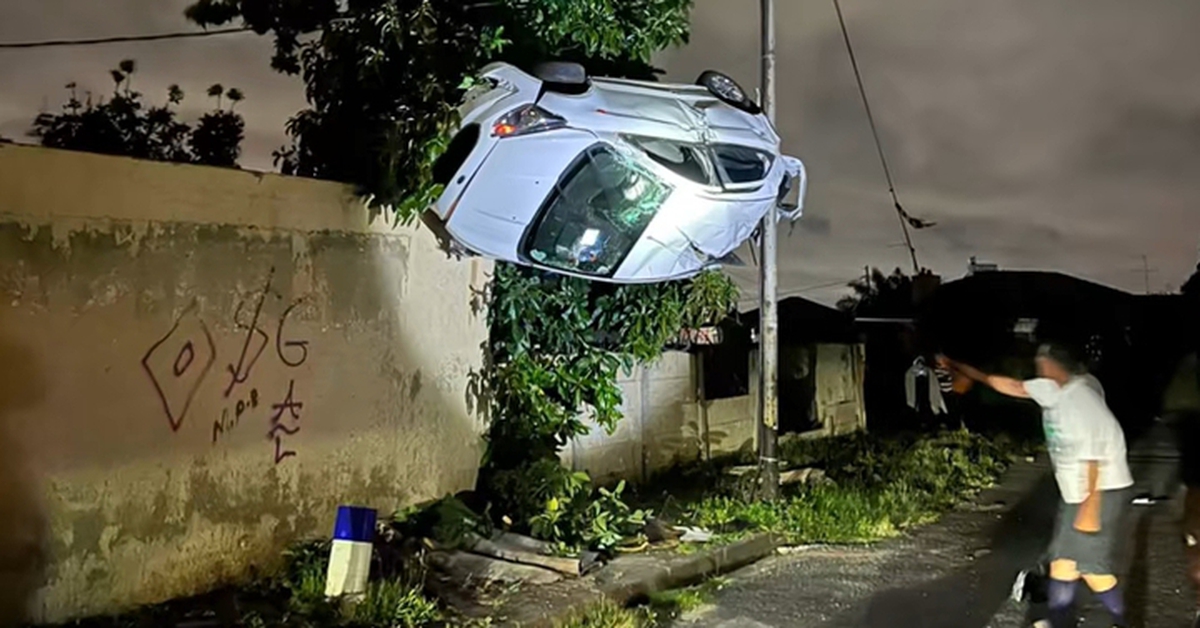 Ô tô treo ngược cột đèn đường, chưa ai giải thích được lý do