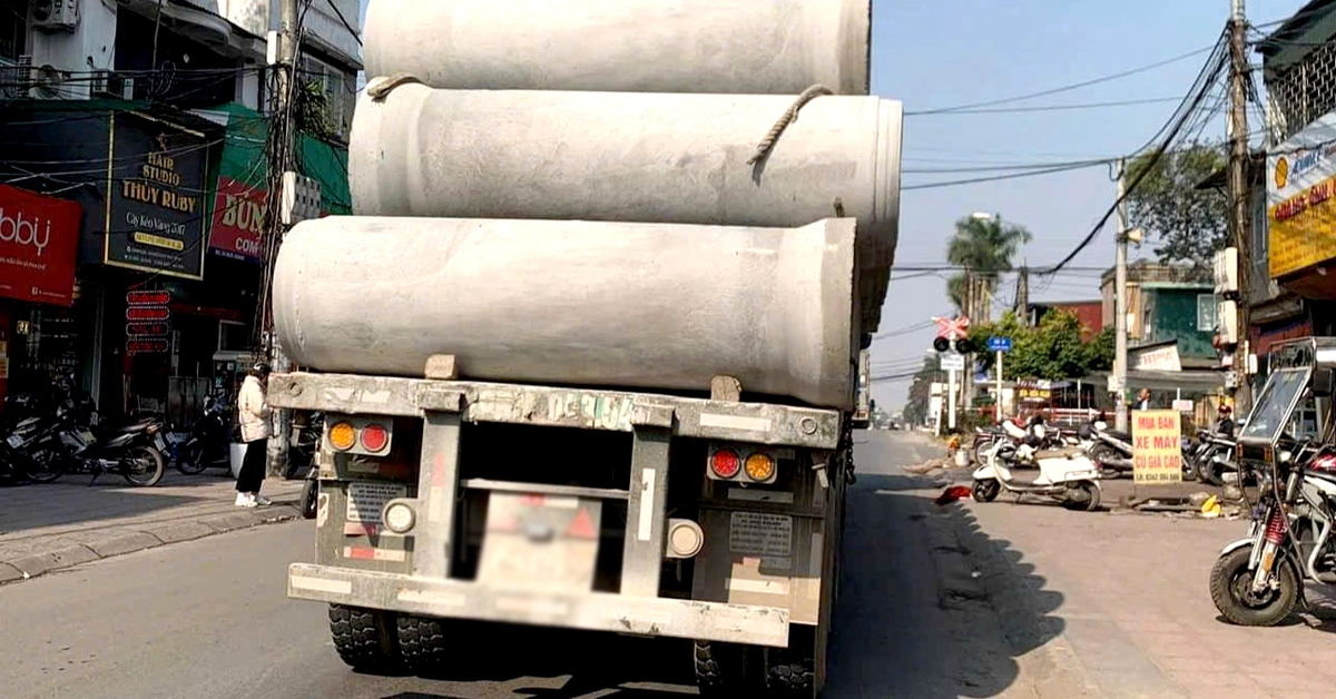 Chất ống bê tông cao 2-3 tầng nhưng không chằng buộc an toàn, tài xế xe container bị phạt