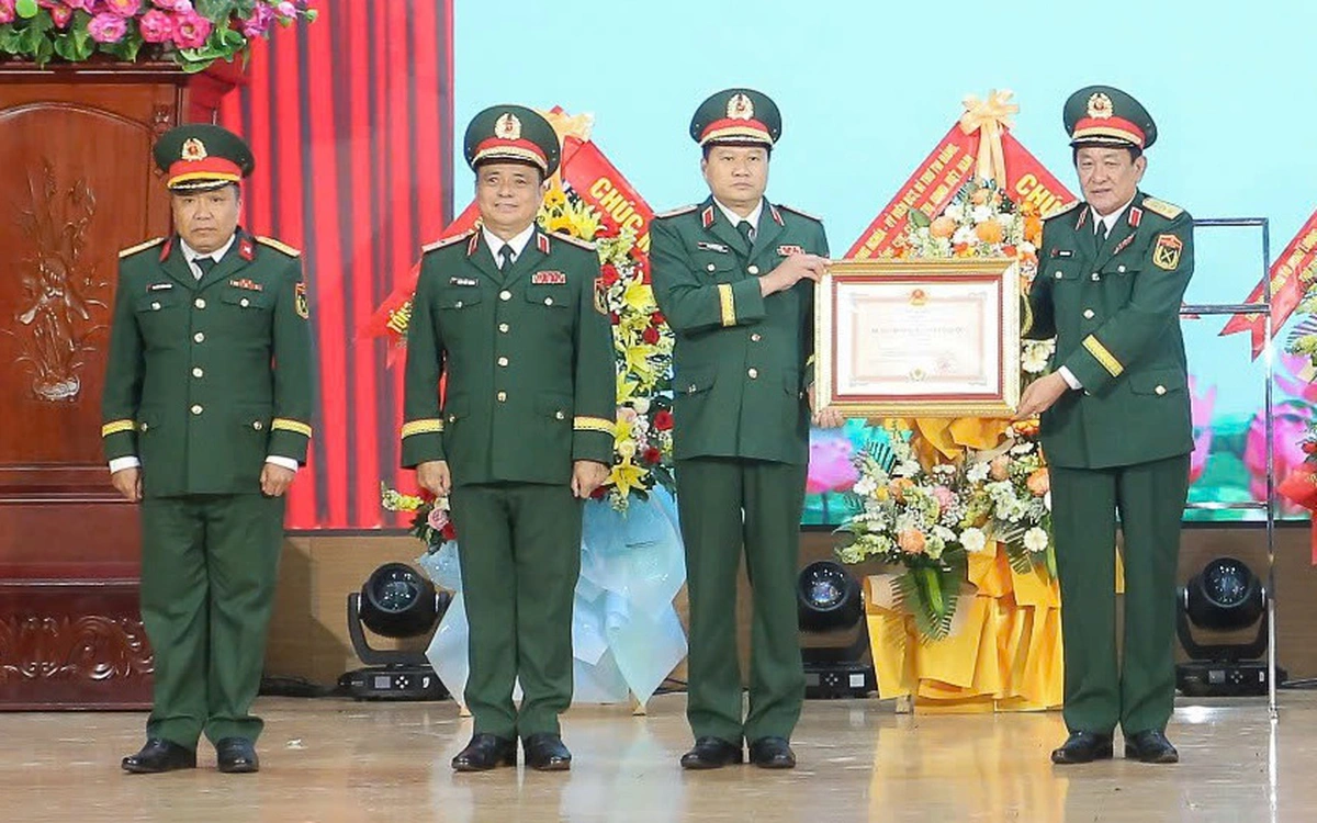 Cục Chính trị Quân khu 7 nhận Huân chương Bảo vệ Tổ quốc hạng nhất