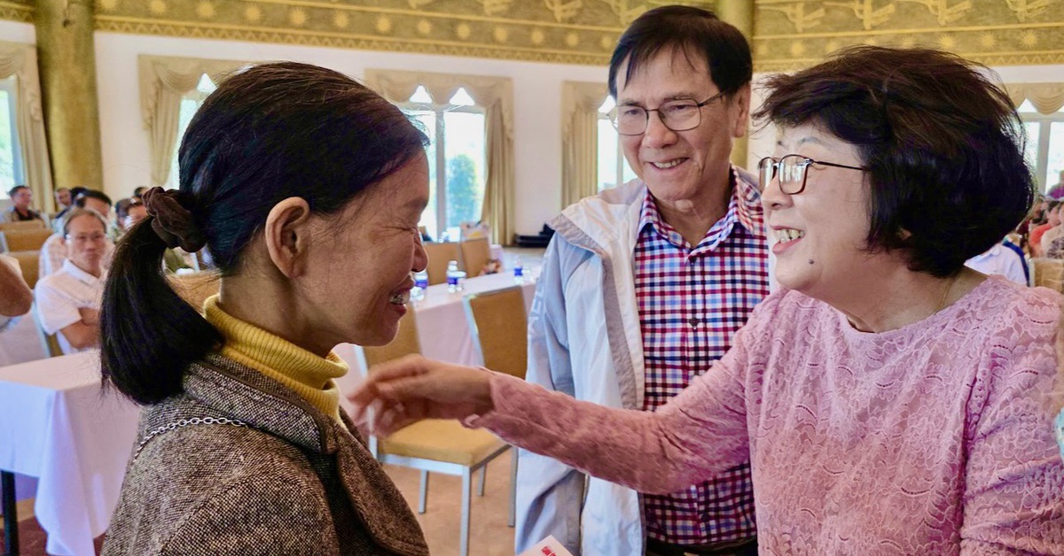 Nguyên cán bộ, phóng viên và bạn đọc Tuổi Trẻ tặng quà Tết cho người khiếm thị Phú Yên cũ