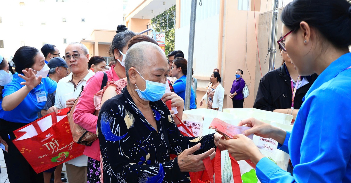 Phiên chợ Tết 0 đồng mang xuân ấm áp đến hàng trăm bệnh nhân ở TP.HCM