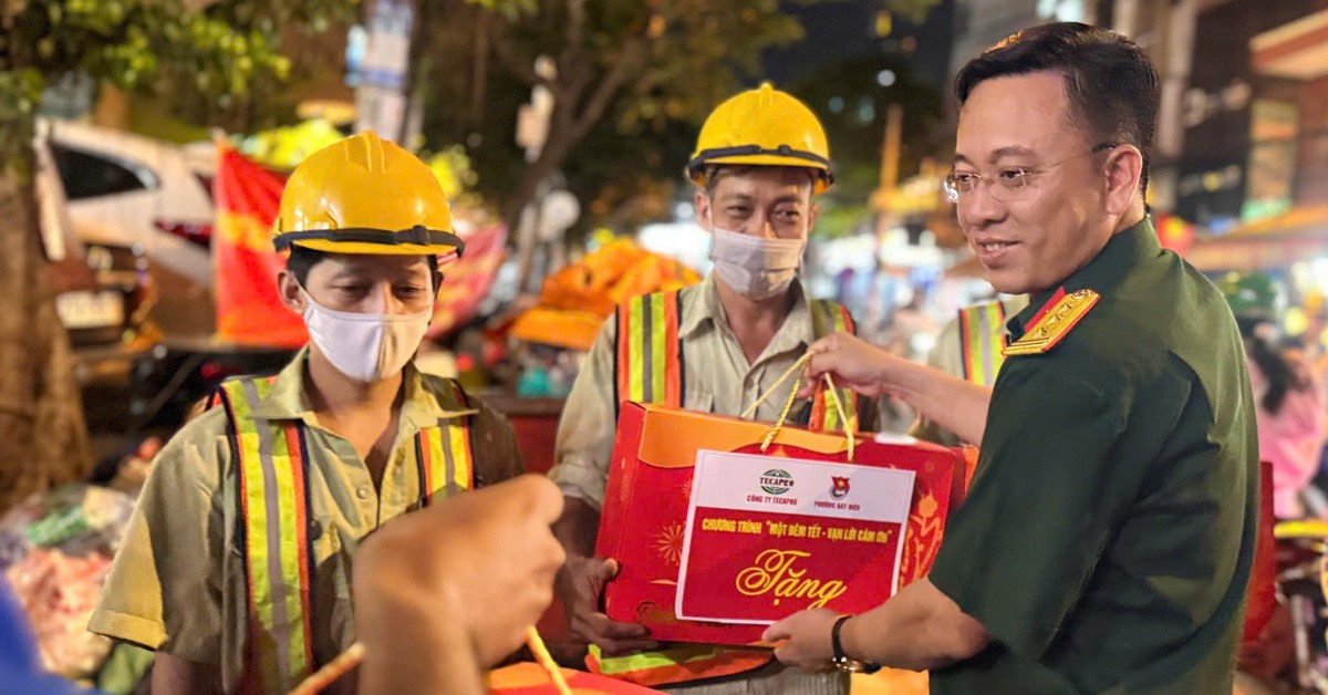 Đón Tết bằng việc tử tế, chiến sĩ xuân tình nguyện lan tỏa 'Tết văn minh' khắp ngõ TP.HCM