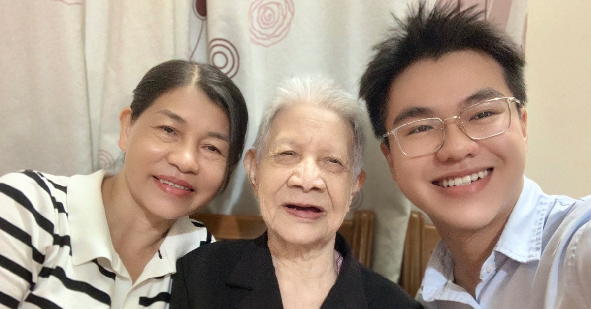 Về với ba mẹ, xắn tay phụ nhà bán cây, gói bánh: Tết ấm áp thế đó!