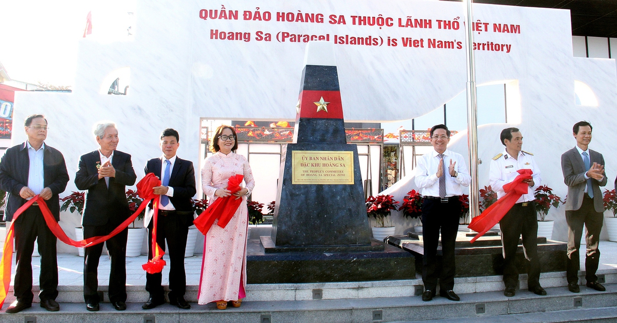 Gắn biển tên UBND đặc khu Hoàng Sa với mô hình bia chủ quyền