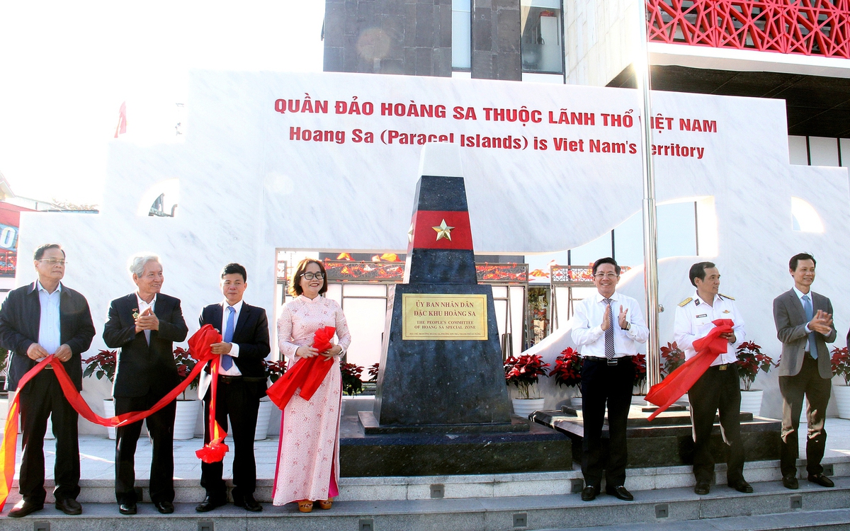 Gắn biển tên UBND đặc khu Hoàng Sa với mô hình bia chủ quyền