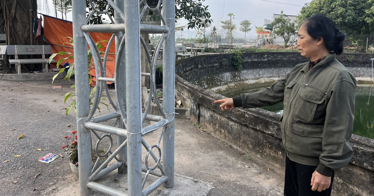 Cổng chào dựng trái phép giữa nút giao ở Hà Nội, người dân khởi kiện chính quyền xã