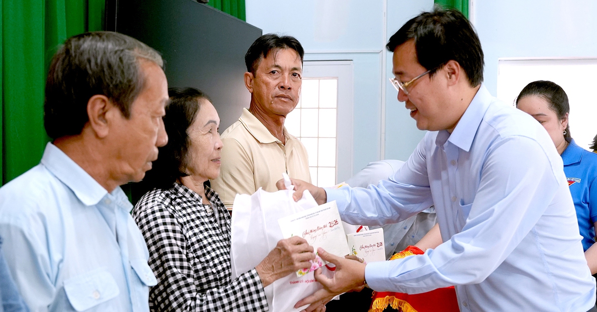 Phó bí thư thường trực Lê Quốc Phong thăm, chúc Tết Vĩnh Long, trao 500 triệu đồng chăm lo người dân