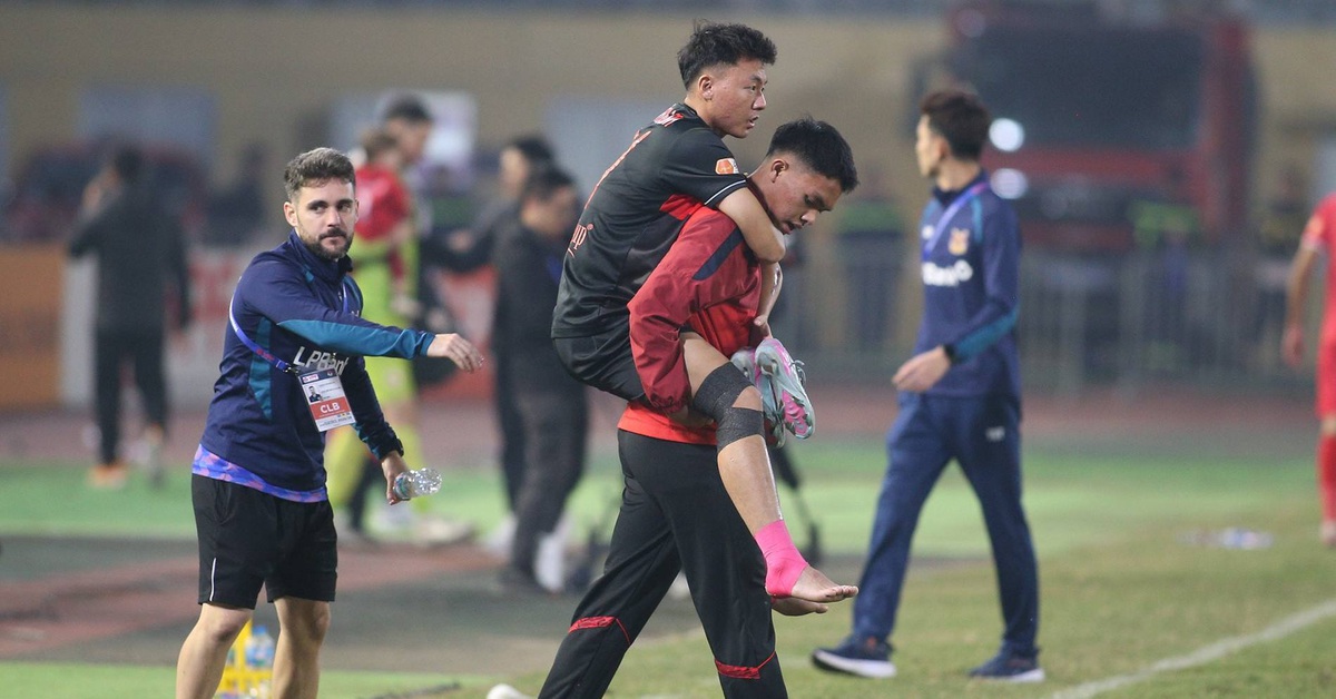 Làm sao bảo vệ đôi chân cầu thủ?