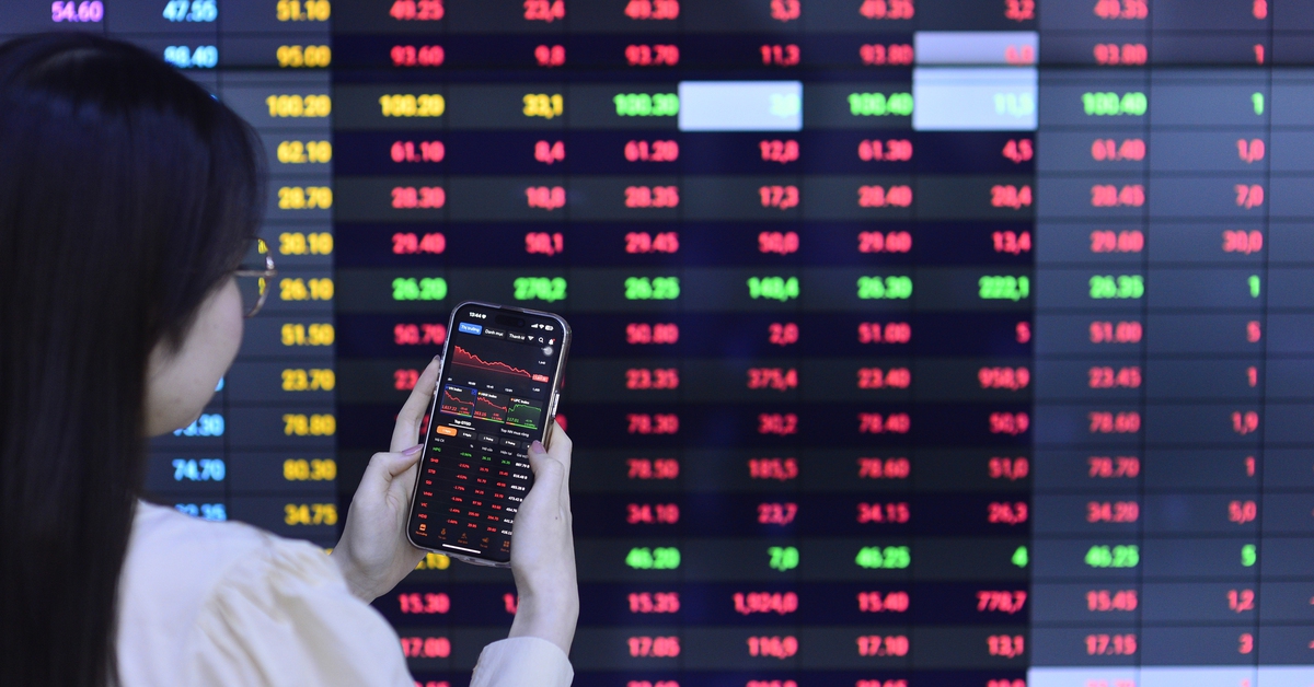 VN-Index thủng mốc 1.800 điểm, loạt cổ phiếu thép vẫn 'thăng hoa'