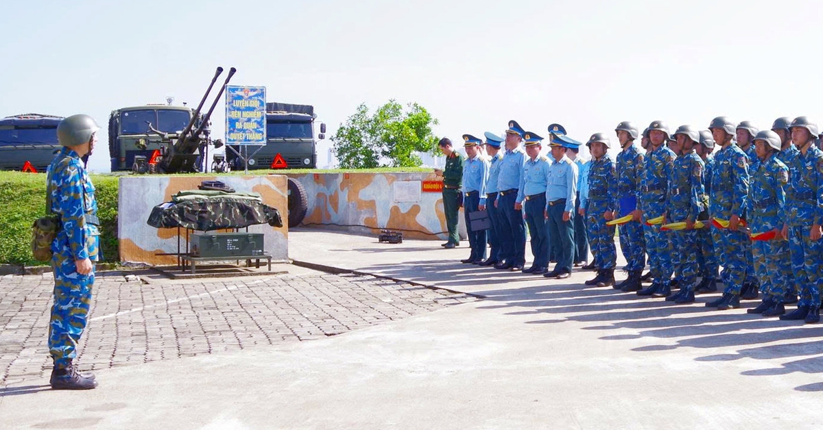 Thượng tướng Nguyễn Văn Hiền yêu cầu trung đoàn pháo phòng không quản lý chặt vùng trời dịp Tết