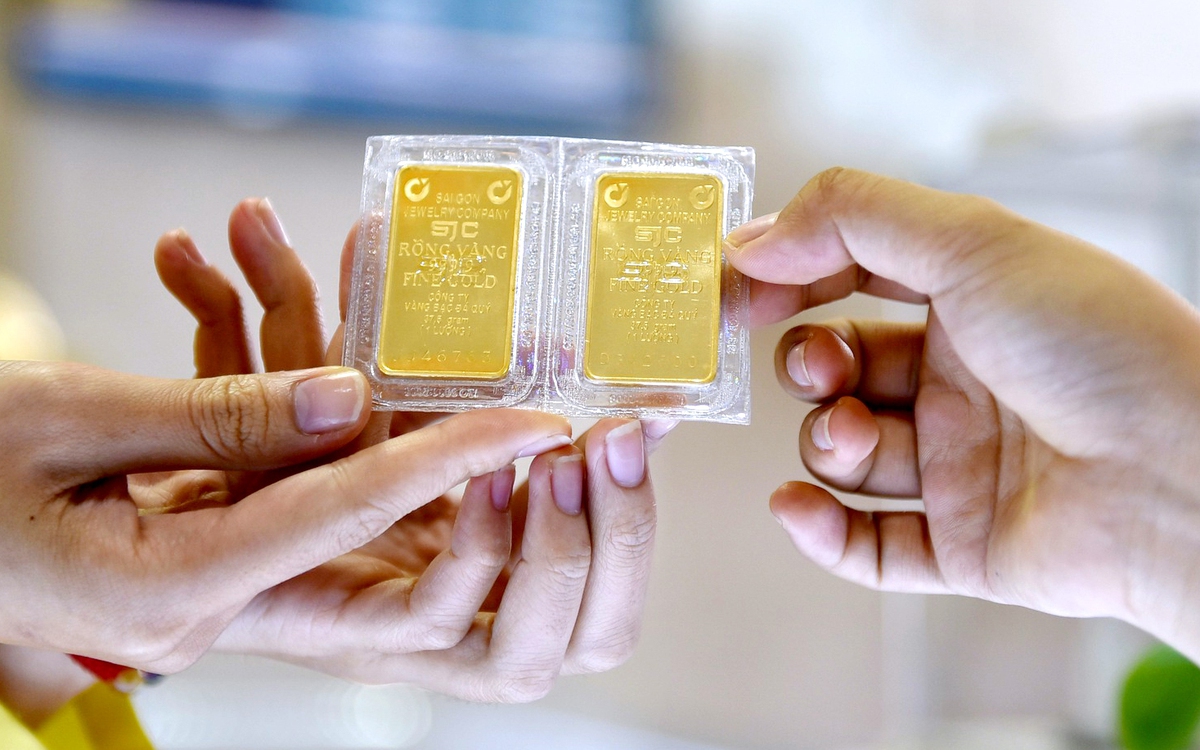 Giá vàng thế giới ‘giằng co’ quanh ngưỡng 5.050 USD/ounce, giá bạc tăng vững