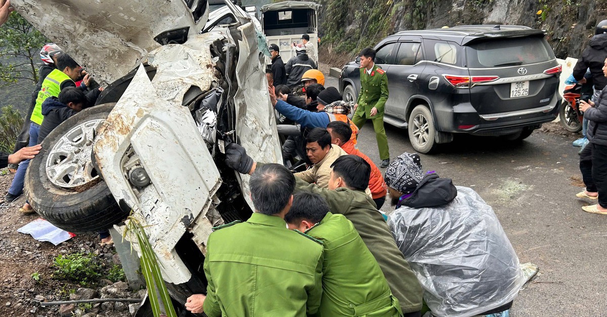 Cứu 3 người trong xe bán tải bị lật xuống vực bẹp dúm