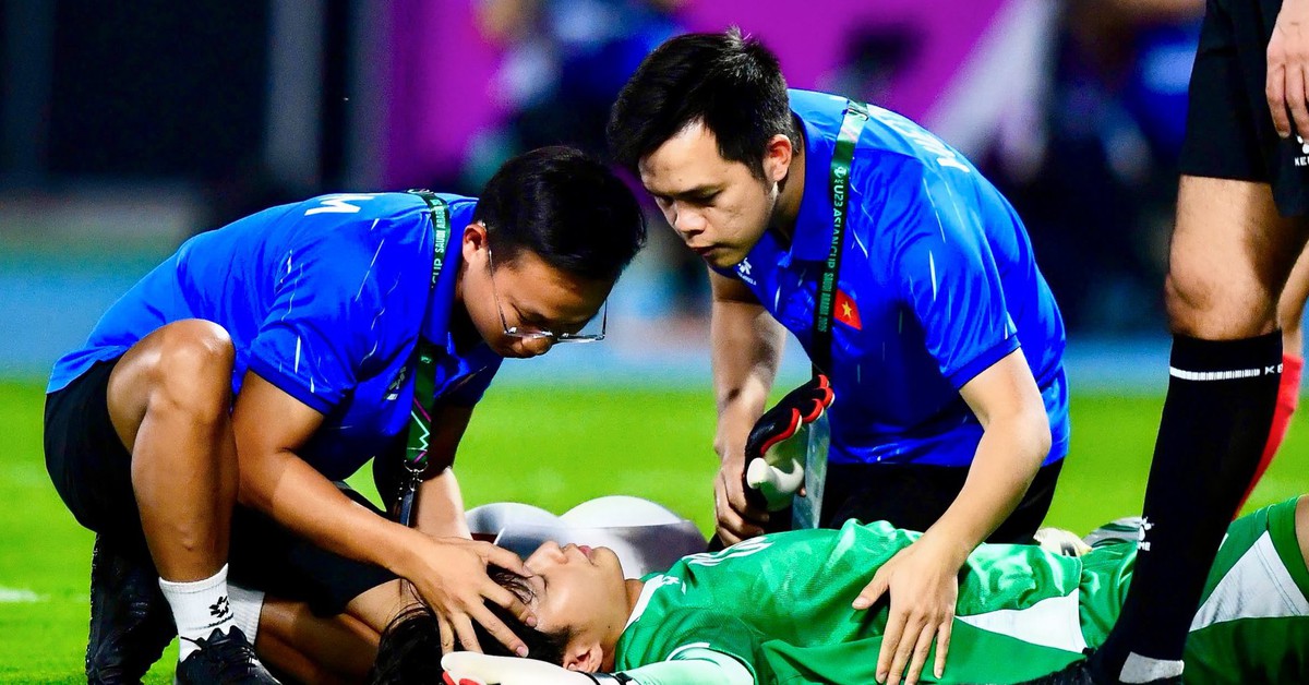 Bác sĩ U23 Việt Nam nói gì khi ngày càng nhiều cầu thủ 'lên cáng'?