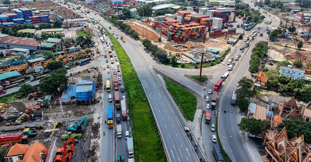 Phân làn cho ô tô đi hai chiều trên cầu vượt Tân Vạn, giảm kẹt xe thi công vành đai 3