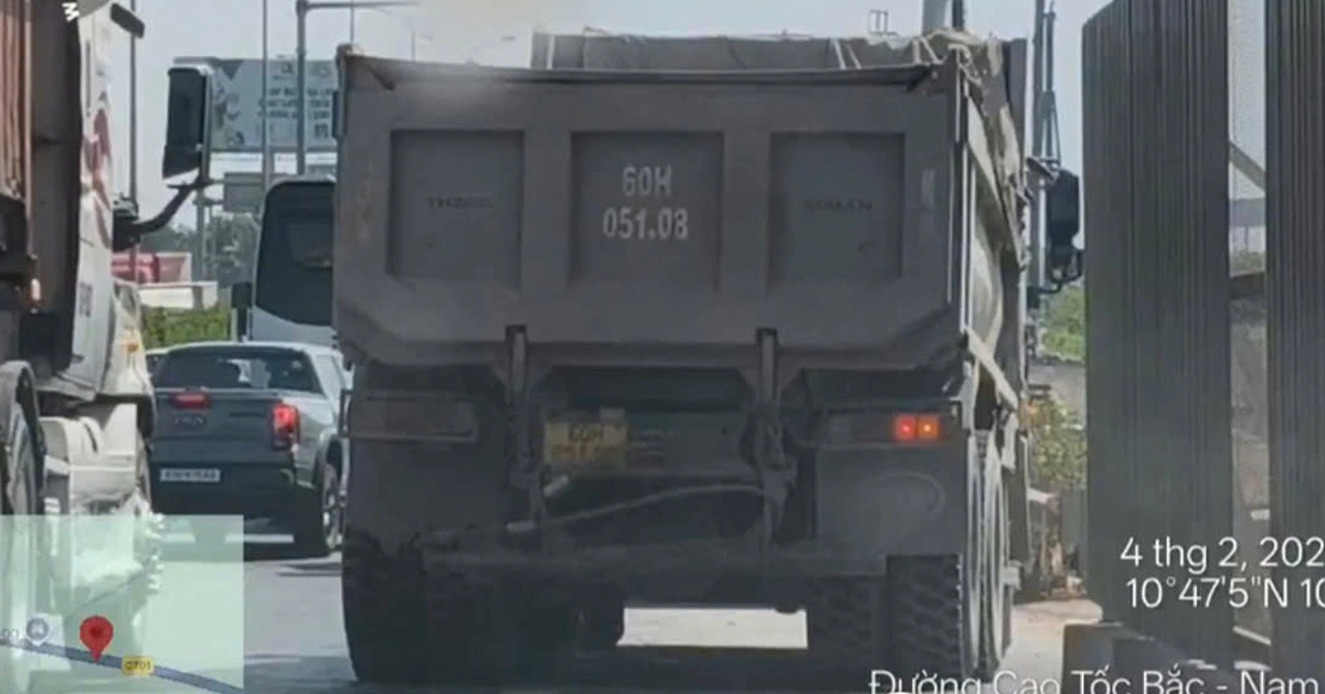 Xe ben dừng trên cao tốc 'không đặt biển cảnh báo' bị Đội cảnh sát giao thông số 6 lập biên bản