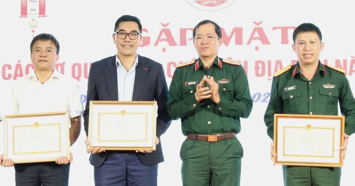 Văn phòng đại diện báo Tuổi Trẻ tại Đà Nẵng nhận bằng khen của Chính ủy Quân khu 5