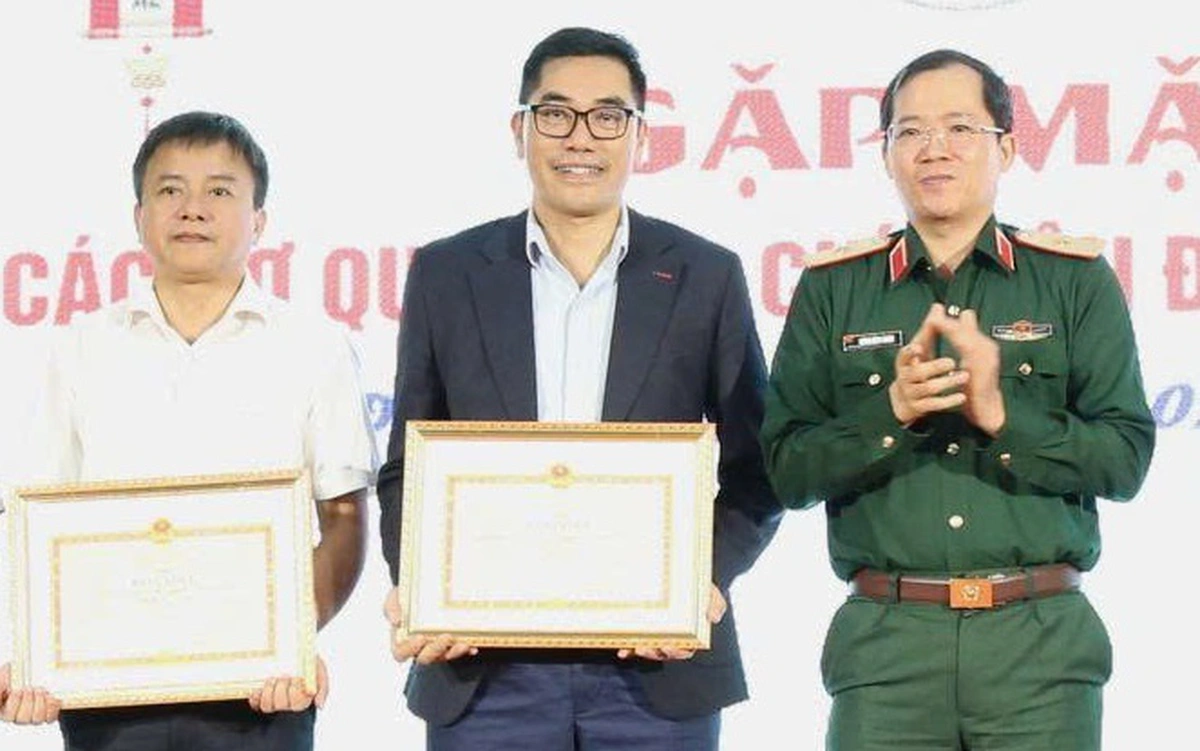 Văn phòng đại diện báo Tuổi Trẻ tại Đà Nẵng nhận bằng khen của Chính ủy Quân khu 5