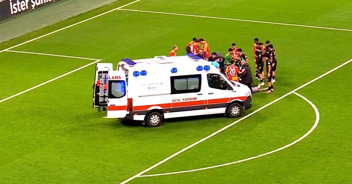 Ngôi sao Galatasaray đổ gục sau va chạm khiến xe cứu thương phải vào sân