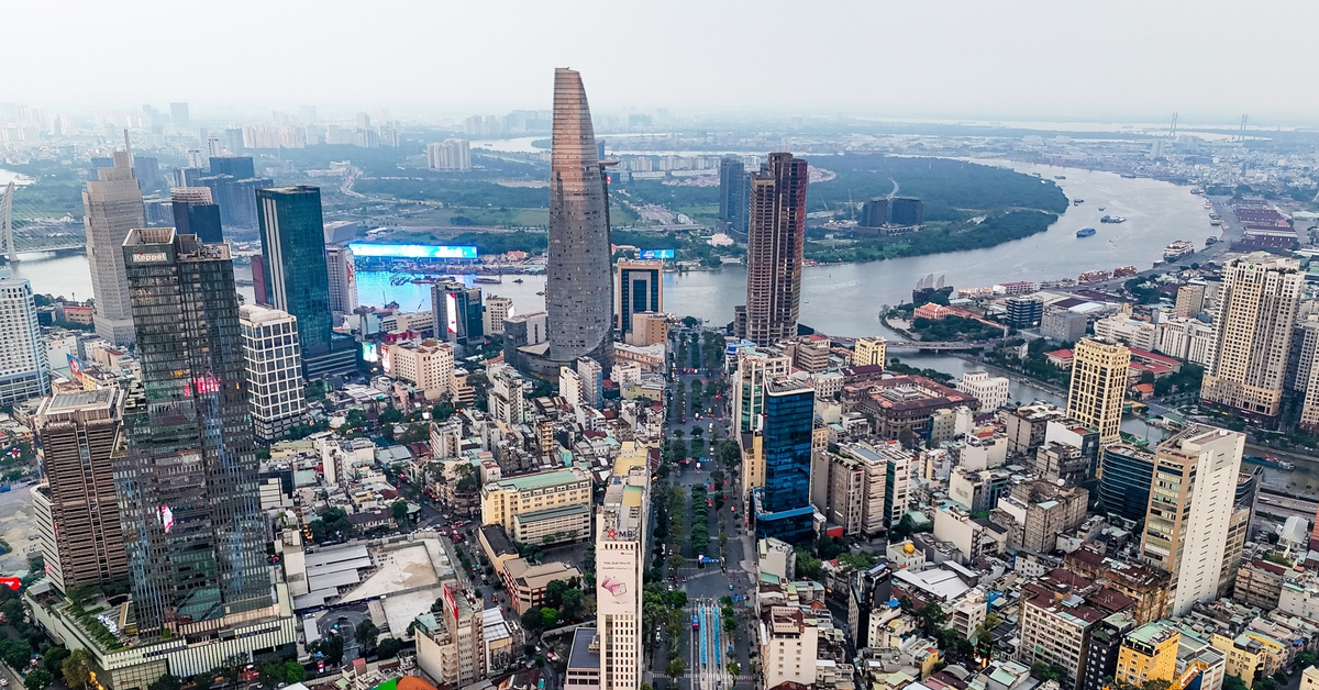 Flycam hướng tuyến đường sắt Bến Thành - Thủ Thiêm, vượt sông Sài Gòn, chạy dọc đường Mai Chí Thọ