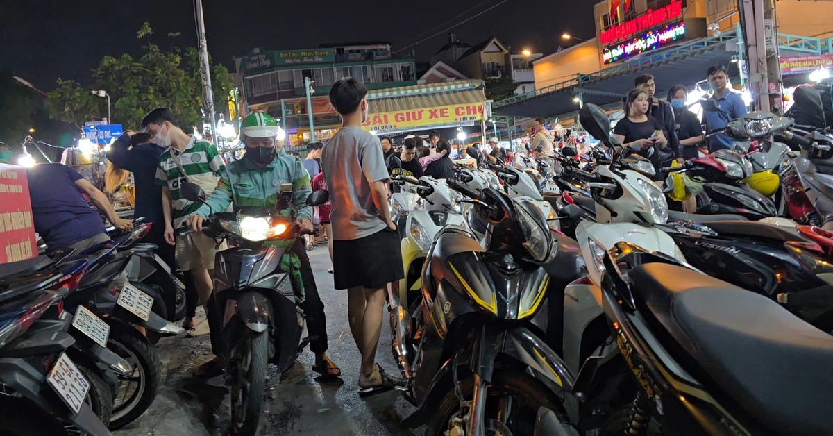 'Cát cứ' vỉa hè, lòng đường trước chợ Hạnh Thông Tây giữ xe trái phép