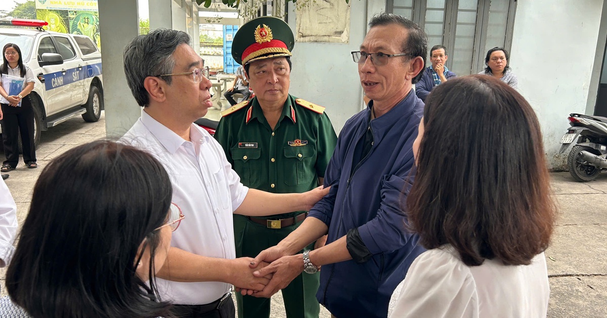 Phó bí thư Thành ủy TP.HCM Nguyễn Phước Lộc thăm hỏi người thân nạn nhân vụ cháy nhà đường Tô Ký