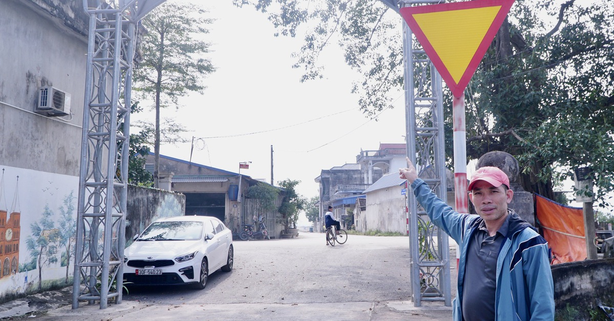 Dân khởi kiện xã ra tòa vụ cổng chào dựng trái phép giữa nút giao tại Hà Nội là 'văn minh'