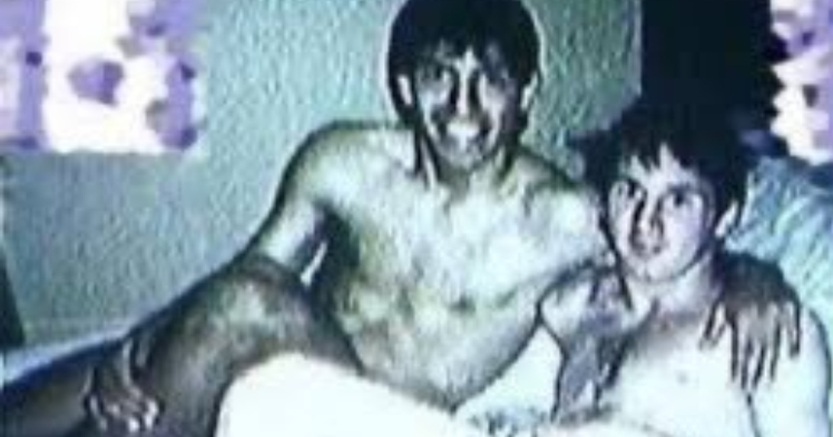 Hồ sơ Epstein lộ ảnh cầu thủ Messi và Aguero cởi trần nằm trên giường?