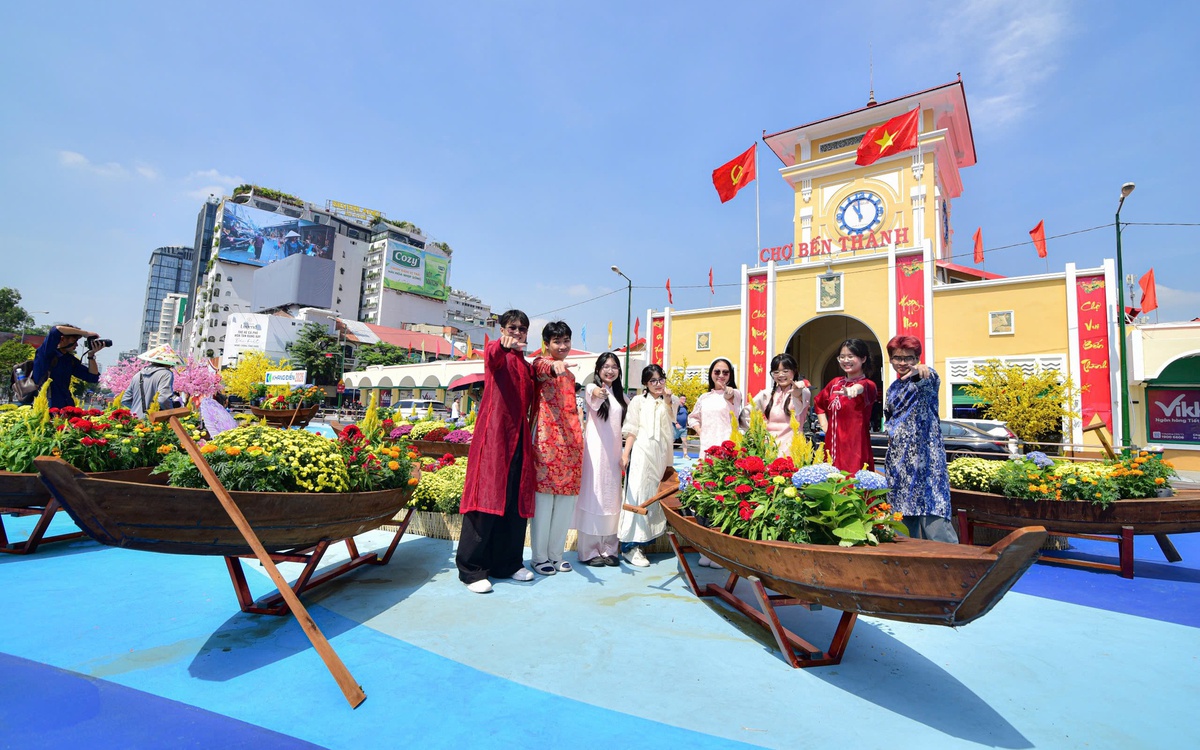 Cùng nhìn lại hành trình 'khoác áo mới' của chợ Bến Thành và nhiều khu vực trung tâm TP.HCM