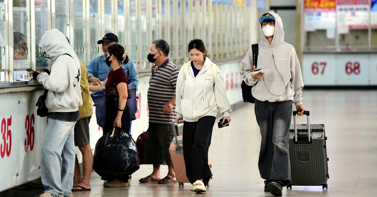 Vé xe về miền Trung ‘cháy’ sớm, bến tăng cường xe, giá tăng 40-60%