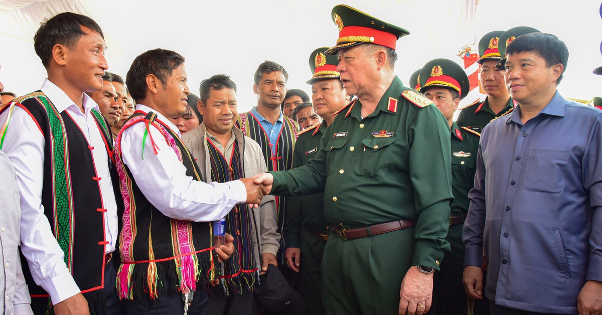 Quân khu 7 làm 60 căn nhà, mở chợ 0 đồng cho đồng bào biên giới