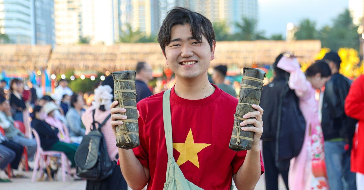 Du khách nước ngoài thích thú gói bánh tét bên biển Đà Nẵng