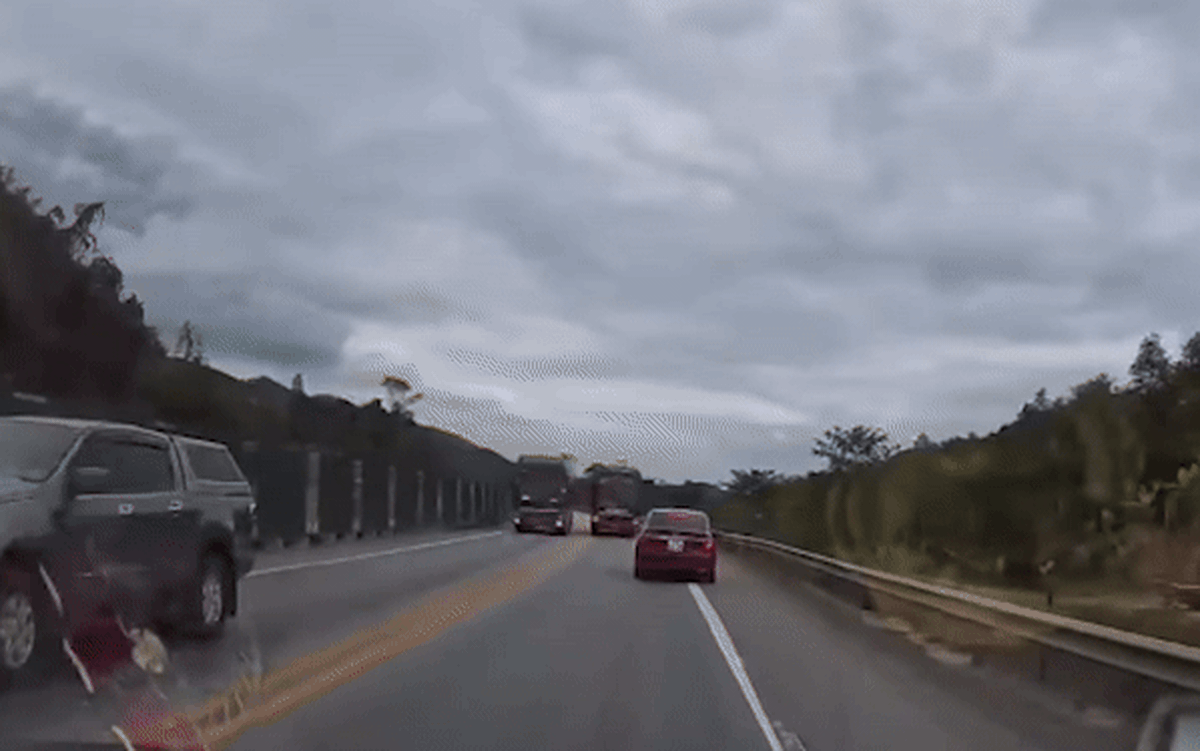 'Thót tim' cảnh xe khách lấn làn vượt ẩu vun vút trên cao tốc 2 làn xe