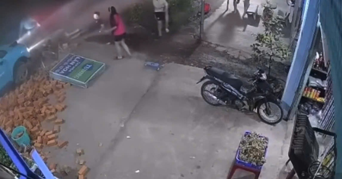 Camera ghi cảnh cứu người bị nạn dưới gầm ô tô, người đàn ông bị tài xế hành hung ở TP.HCM