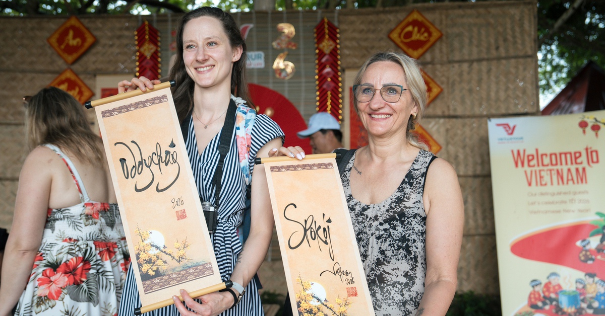 Khách Tây 'ồ, à' trải nghiệm Tết miền Tây