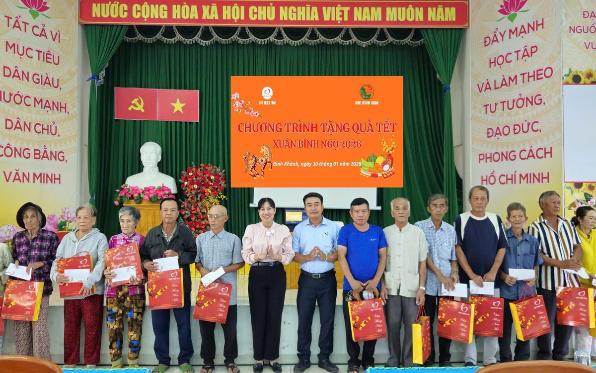 Báo Tuổi Trẻ và xã Bình Khánh trao 80 phần quà Tết cho các hộ dân khó khăn