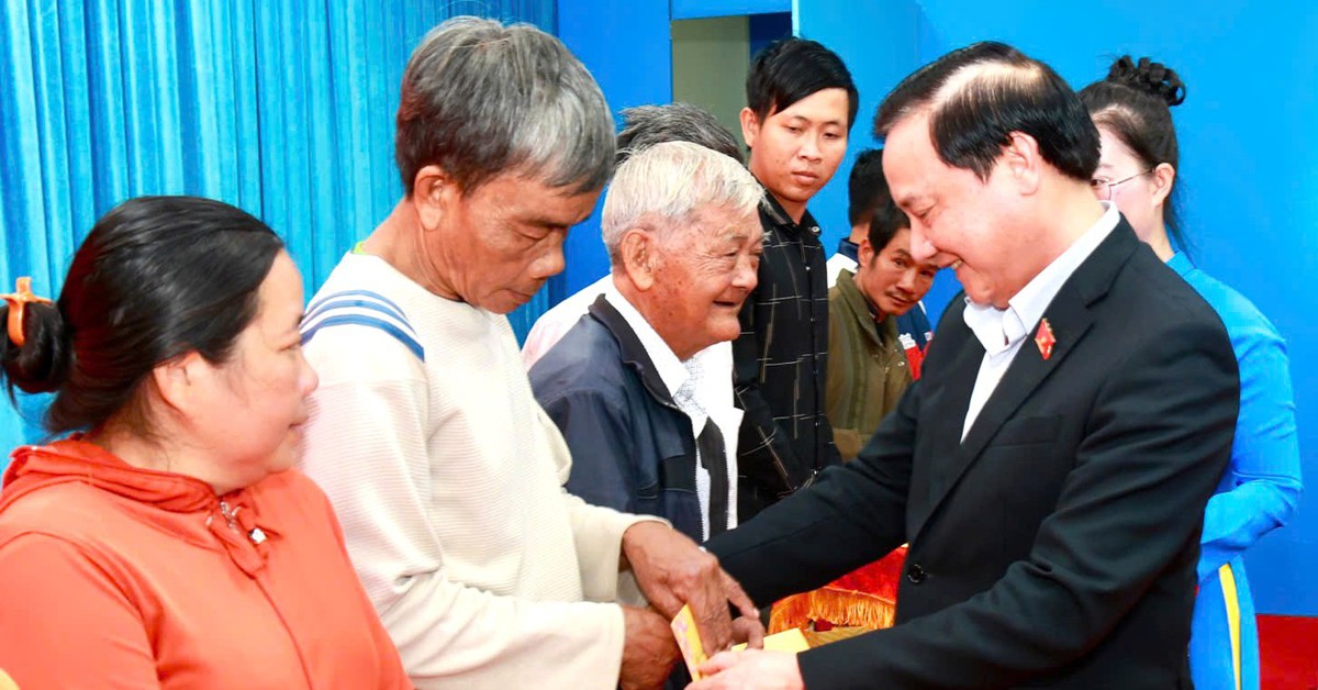 Phó thủ tướng Nguyễn Chí Dũng, Phó chủ tịch Quốc hội Nguyễn Khắc Định trao quà Tết cho người nghèo