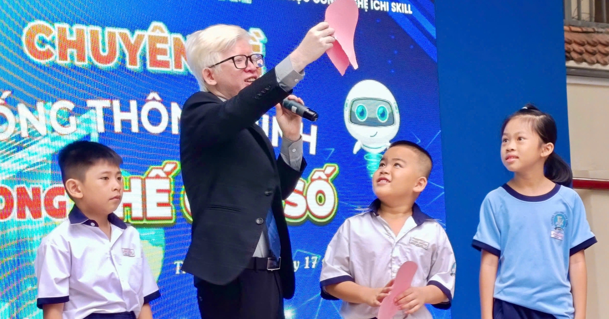 'Chàng trai bạch tạng' vượt thị lực kém, trở thành thạc sĩ tâm lý