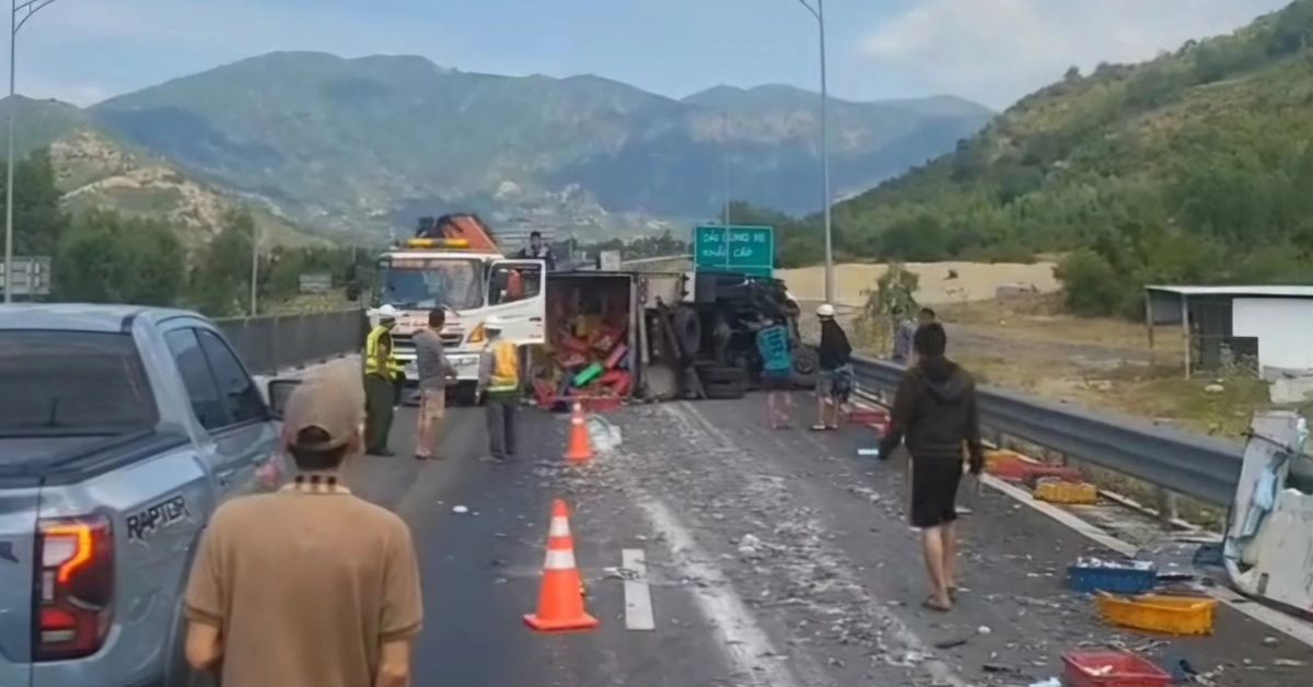 Tai nạn trên cao tốc Cam Lâm - Vĩnh Hảo, CSGT điều tiết xe cộ ra nút giao Du Long