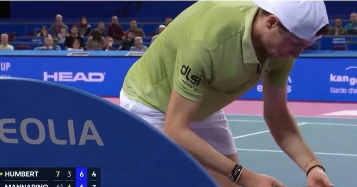 Hành động kỳ lạ giữa trận đấu của ngôi sao quần vợt làm dấy lên nhiều 'thuyết âm mưu'