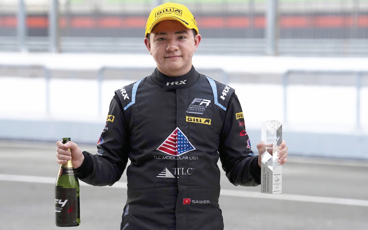 Sawer Hoàng Đạt - người chạy đầu gió với lá cờ đỏ sao vàng