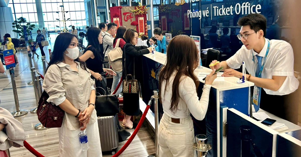 Tăng chuyến, vé máy bay Tết vẫn 'căng'